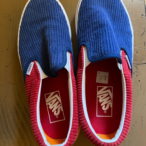Unisex Vans. Women’s 7.5, Mens 6